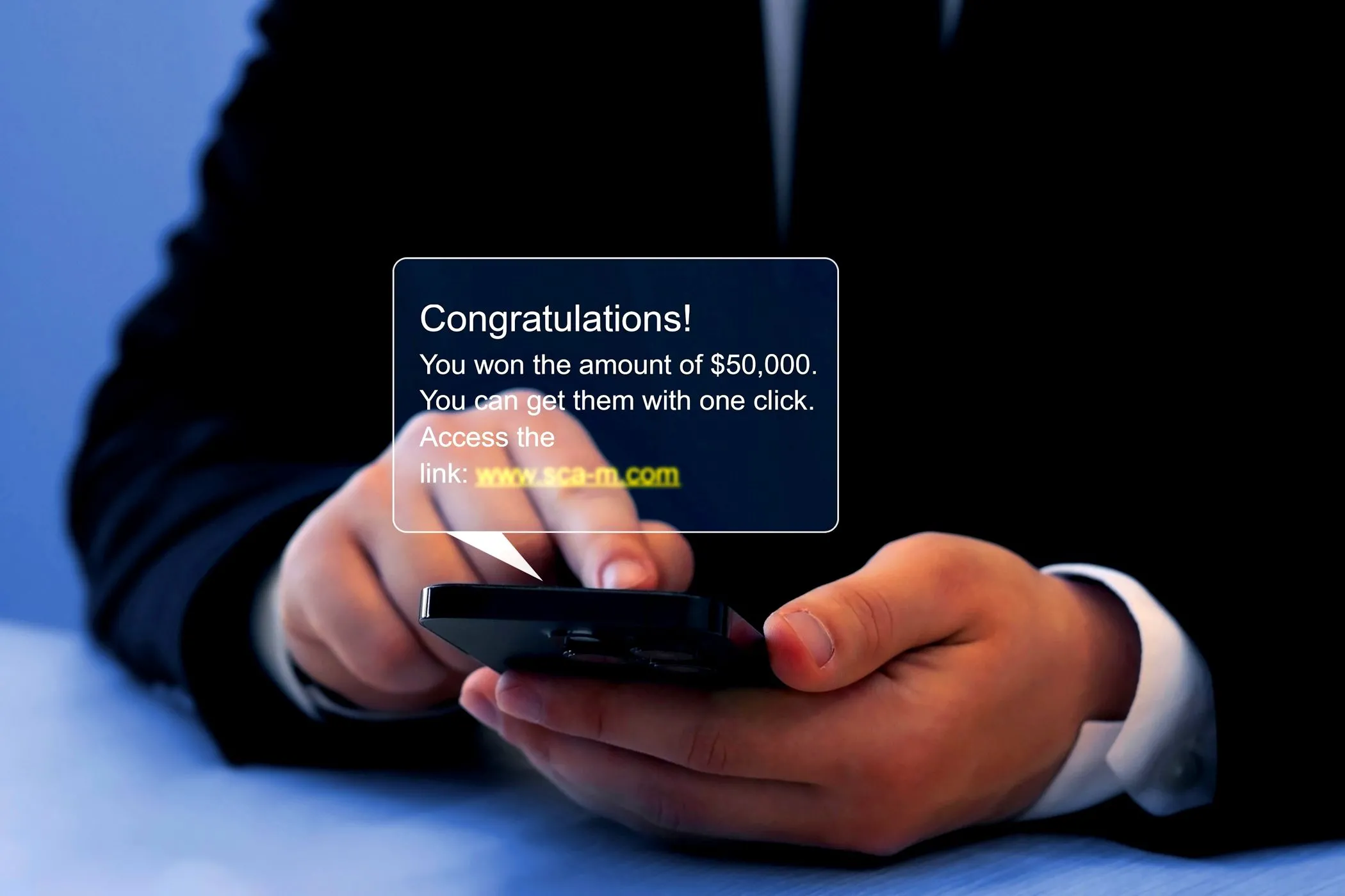 Điện thoại di động hiển thị tin nhắn lừa đảo phishing, minh họa mối nguy hiểm khi nhấp vào liên kết đáng ngờ trên bình luận YouTube.