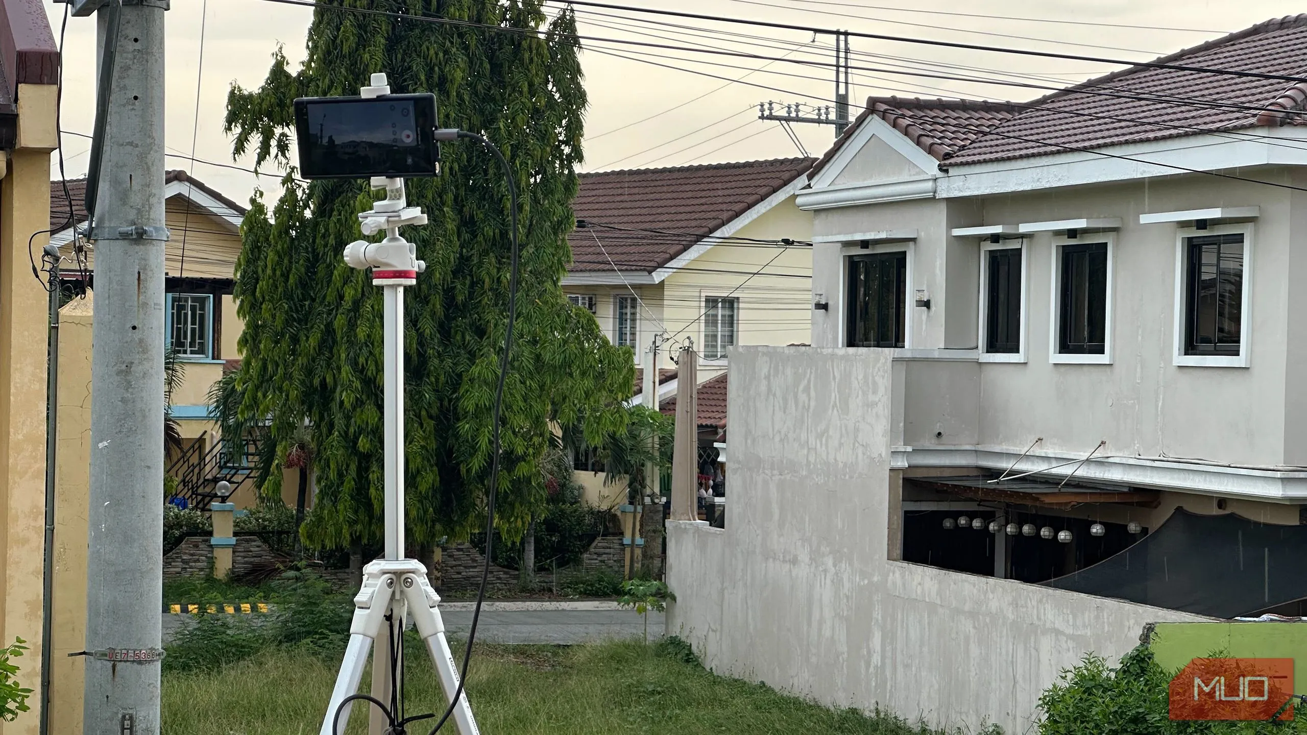 Điện thoại được đặt trên tripod tại ban công để quay video timelapse cảnh quan, minh họa việc chọn góc quay