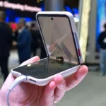 Điện thoại gập Nubia Flip 2 đang mở một phần tại MWC 2025, minh họa một thiết bị di động công nghệ cao có thể bị giảm hiệu năng khi bật chế độ tiết kiệm pin.