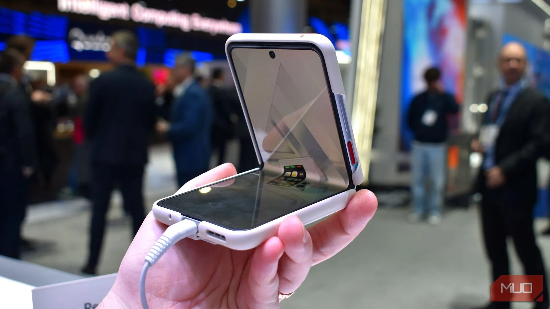 Điện thoại gập Nubia Flip 2 đang mở một phần tại MWC 2025, minh họa một thiết bị di động công nghệ cao có thể bị giảm hiệu năng khi bật chế độ tiết kiệm pin.