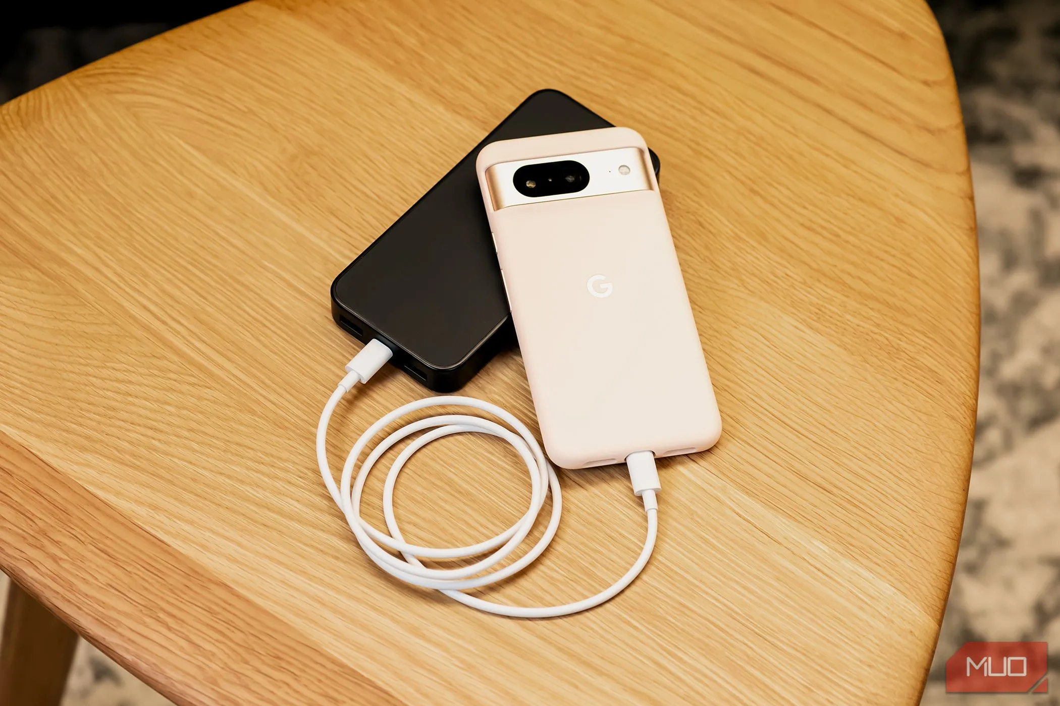 Điện thoại Google Pixel 8 đang được sạc pin, thể hiện vấn đề về thời lượng pin và tốc độ sạc chậm