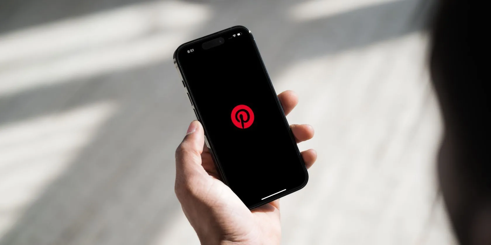 Điện thoại hiển thị giao diện tối (Dark Mode) của ứng dụng Pinterest trên tay người dùng
