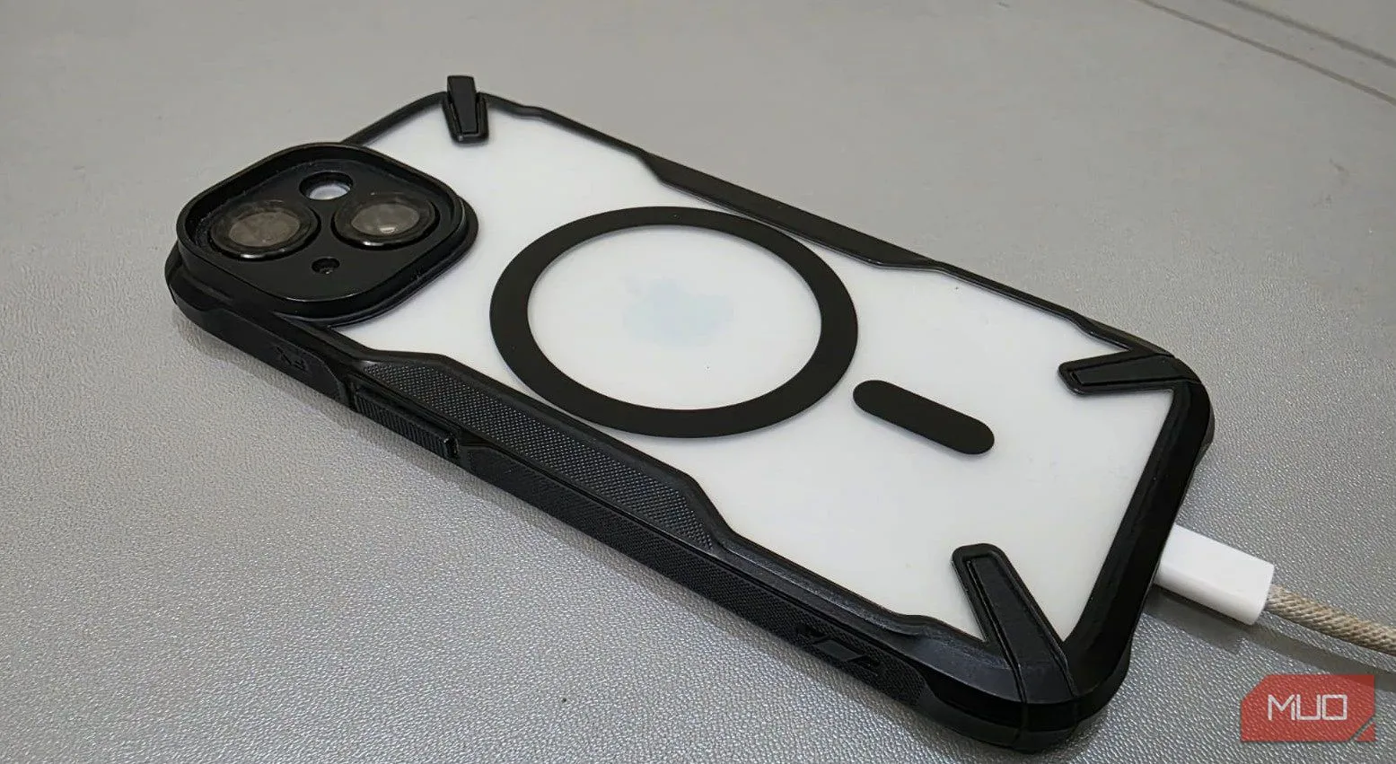 Điện thoại iPhone 15 đang được sạc bằng cáp USB-C