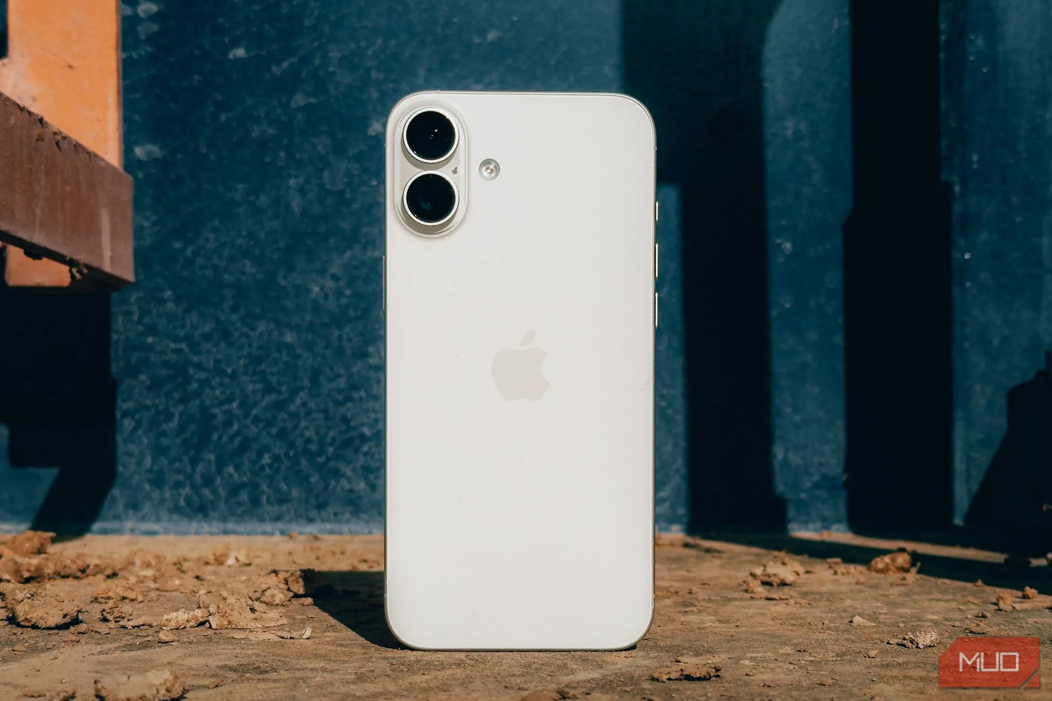 Điện thoại iPhone bị mất trên mặt đường, minh họa tình huống bị đánh cắp hoặc thất lạc