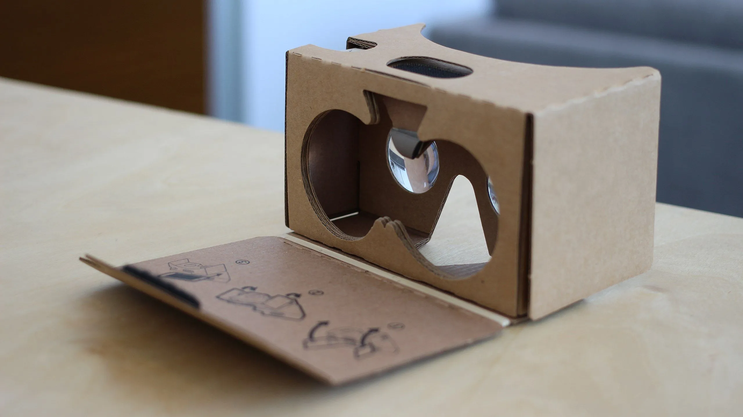 Điện thoại iPhone được đặt trong kính Google Cardboard, cho thấy cách biến iPhone cũ thành thiết bị VR cá nhân để trải nghiệm thực tế ảo.