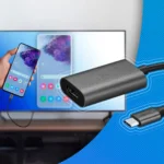 Điện thoại kết nối với màn hình qua bộ chuyển đổi USB-C sang HDMI để chiếu màn hình.