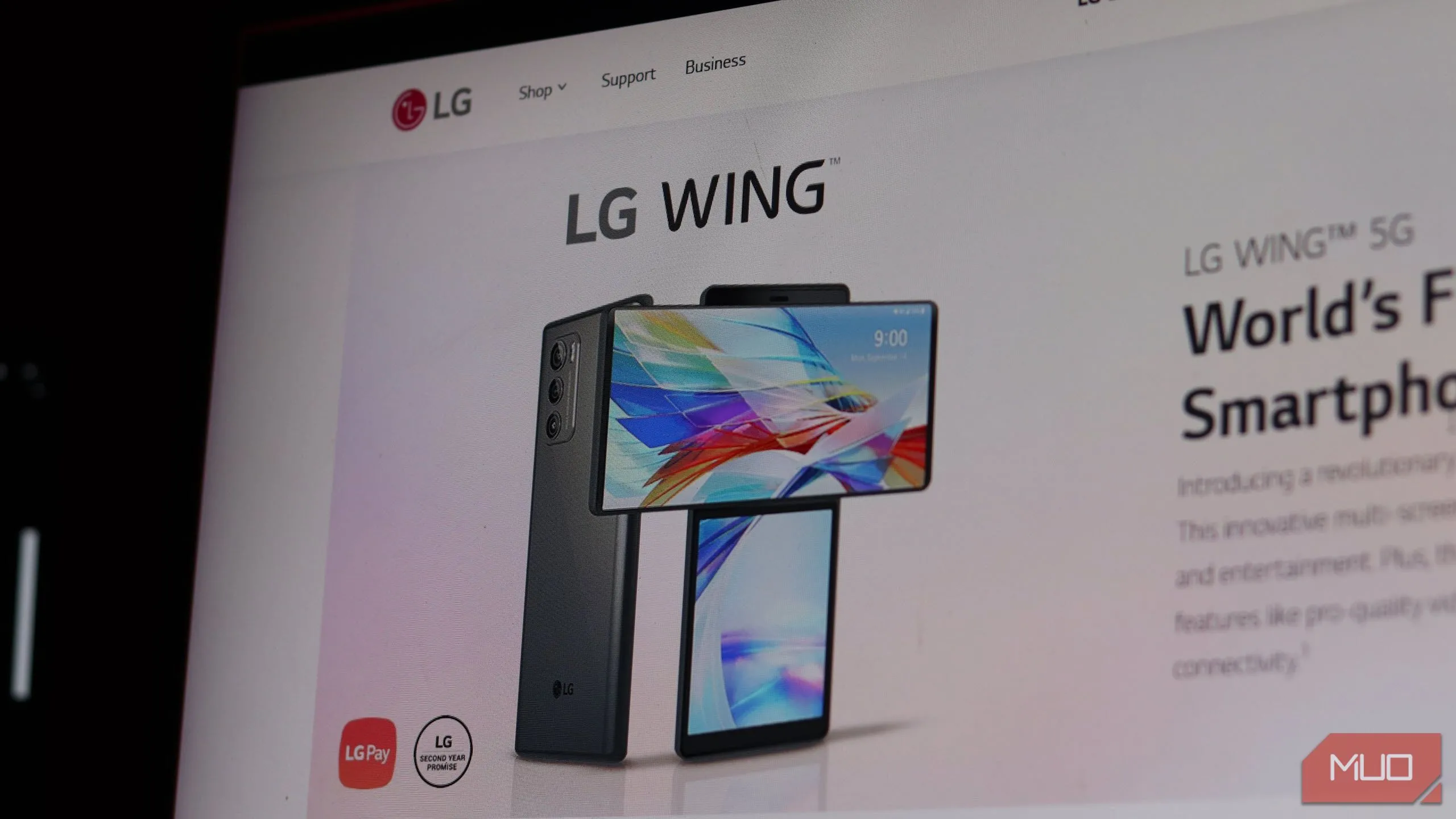 Điện thoại LG Wing với logo LG trên màn hình