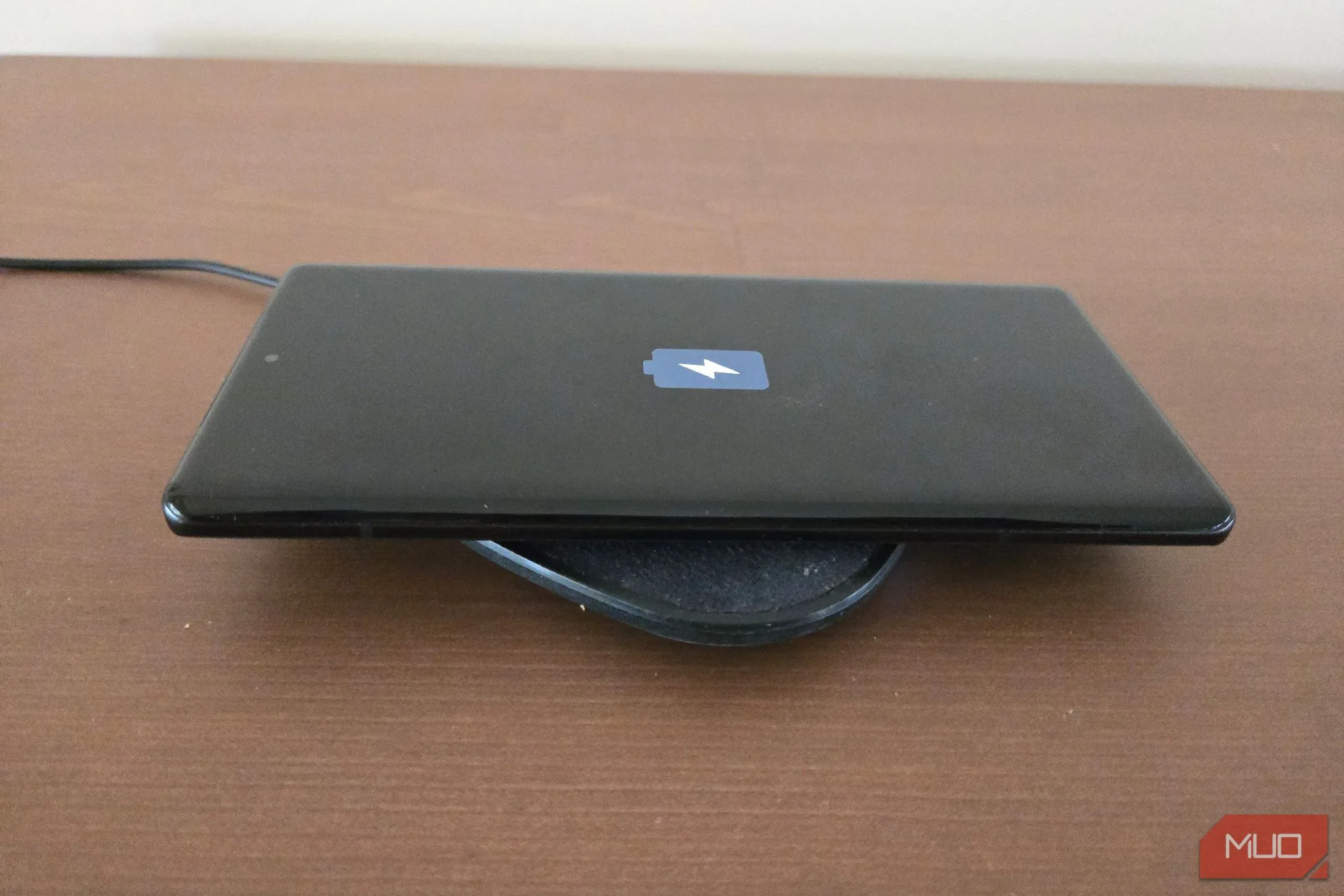 Điện thoại Motorola Edge Plus sạc trên đế sạc không dây