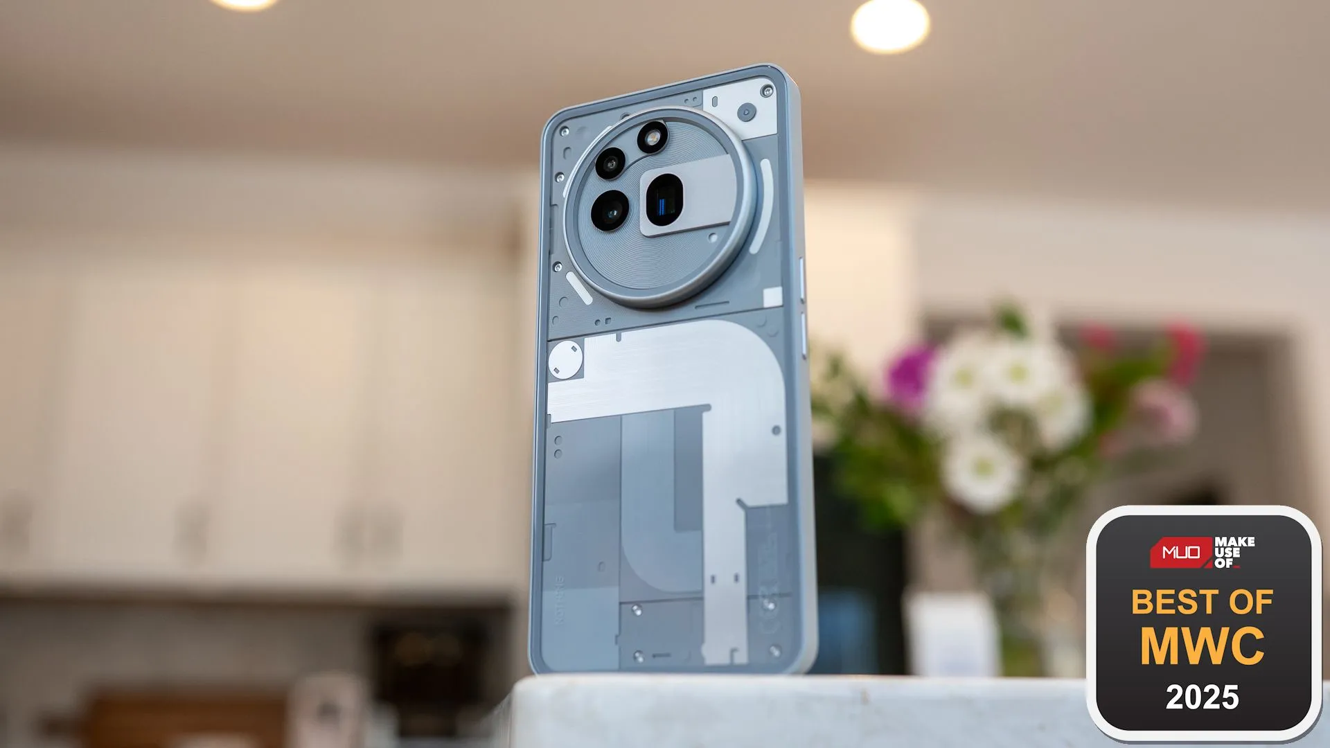 Điện thoại Nothing Phone (3a) Pro tại MWC 2025, nổi bật với thiết kế trong suốt và cụm camera độc đáo