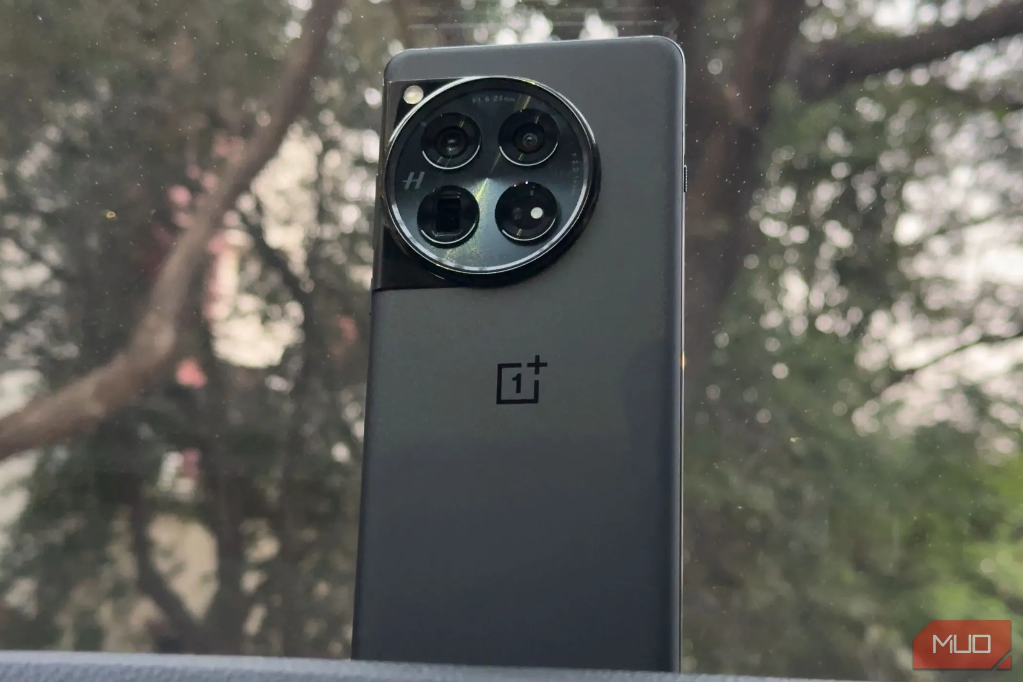 Điện thoại OnePlus 12 màu đen thể hiện sự sang trọng và tính di động