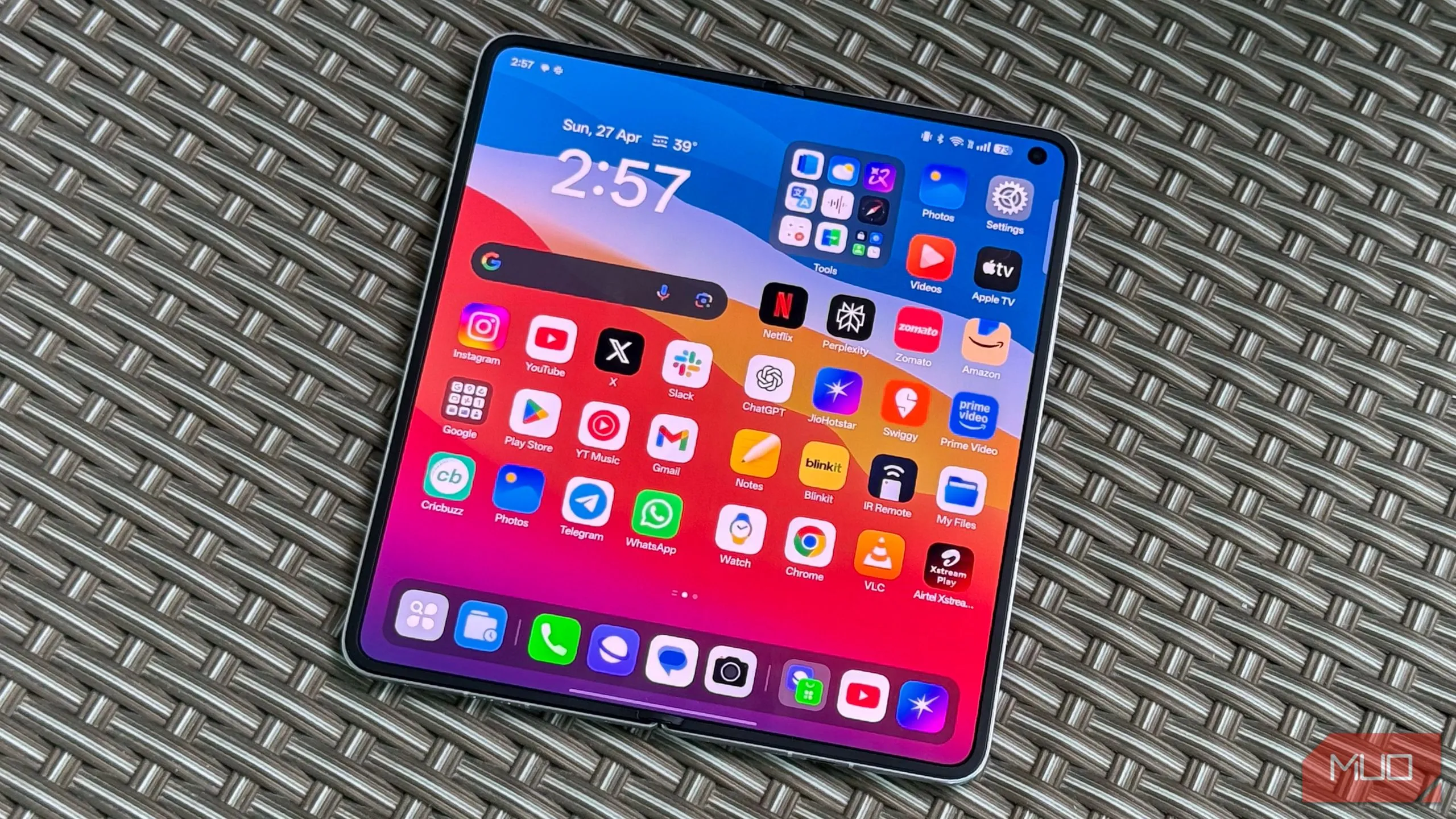 Điện thoại Oppo Find N5 màu đen trong lòng bàn tay, hiển thị màn hình chính