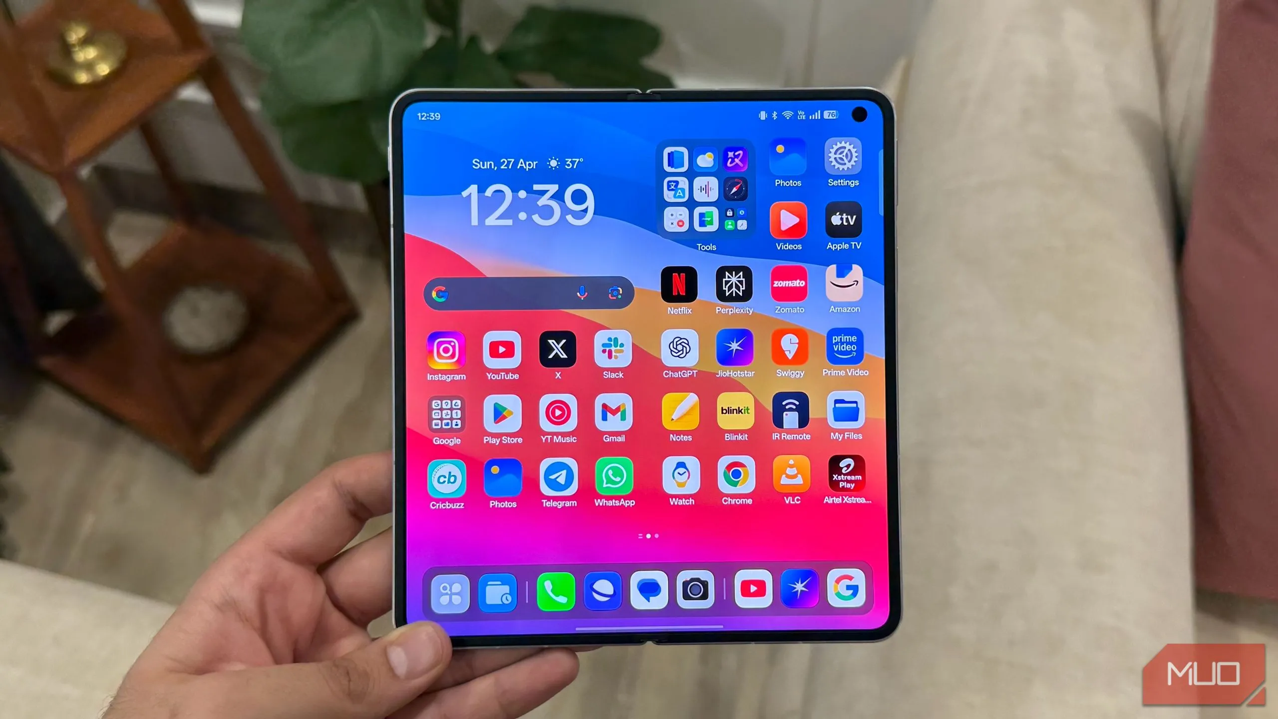 Điện thoại Oppo Find N5 mở ra hiển thị màn hình chính, đặt trên ghế sofa màu kem