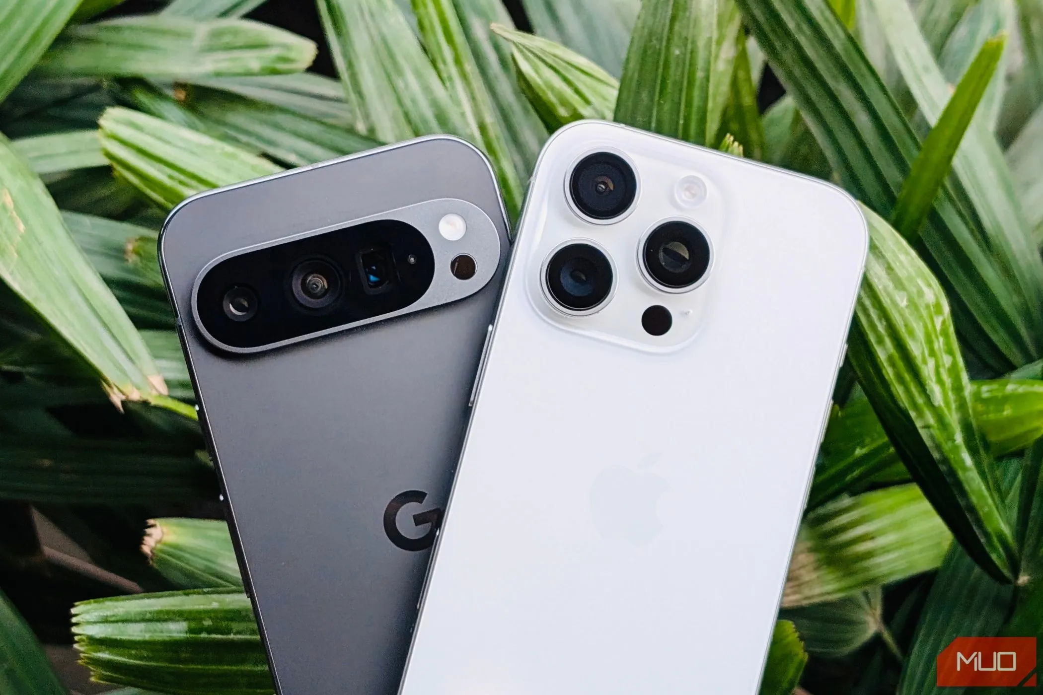 Điện thoại Pixel 9 Pro và iPhone 16 Pro đặt cạnh nhau, minh họa sự khác biệt về khả năng hỗ trợ phụ kiện