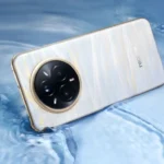 Điện thoại Realme 14 Pro Plus màu trắng đổi sang xanh khi nhiệt độ giảm, minh họa tính năng đổi màu độc đáo