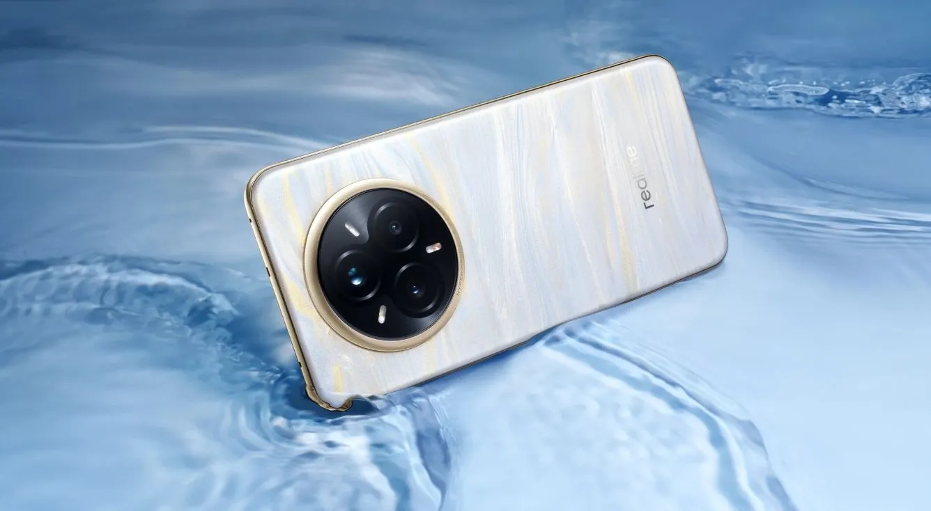 Điện thoại Realme 14 Pro Plus màu trắng đổi sang xanh khi nhiệt độ giảm, minh họa tính năng đổi màu độc đáo