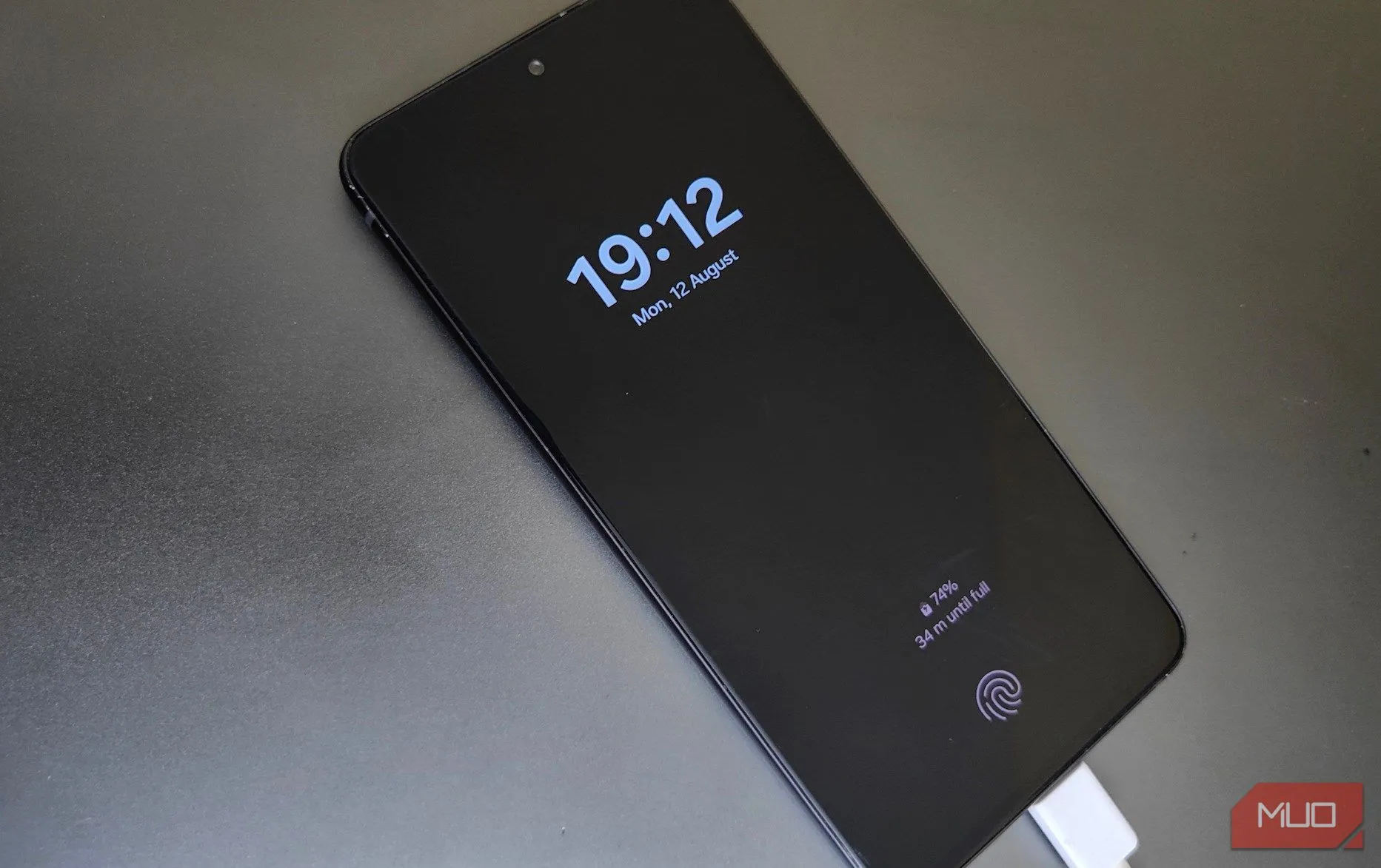 Điện thoại Samsung đang được sạc trên bàn làm việc, minh họa cho vấn đề tốc độ sạc chưa cạnh tranh so với các đối thủ
