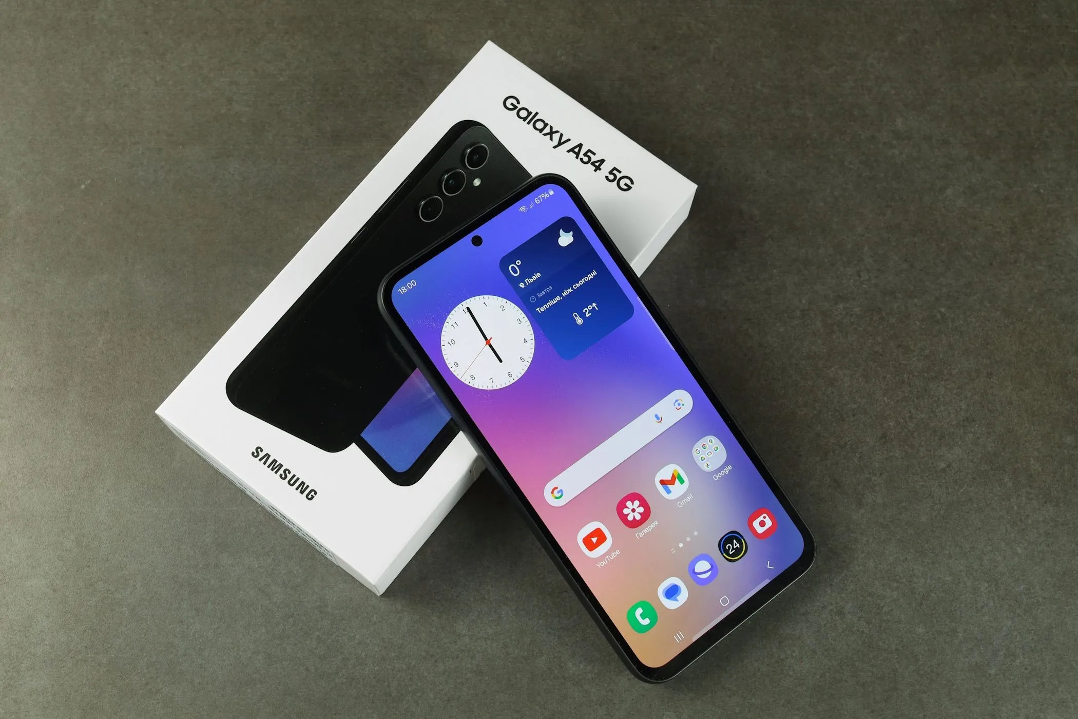 Điện thoại Samsung Galaxy A54 5G cùng hộp đựng, biểu tượng cho việc mua sắm và nâng cấp thiết bị mới.