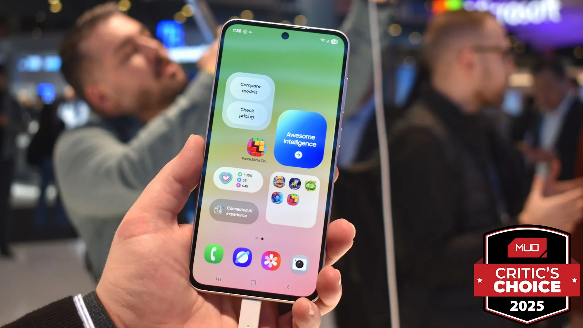 Điện thoại Samsung Galaxy A56 hiển thị mặt trước tại MWC 2025, nhận giải thưởng uy tín.