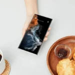 điện thoại Samsung Galaxy S22 Ultra màu trắng thể hiện màn hình LTPO