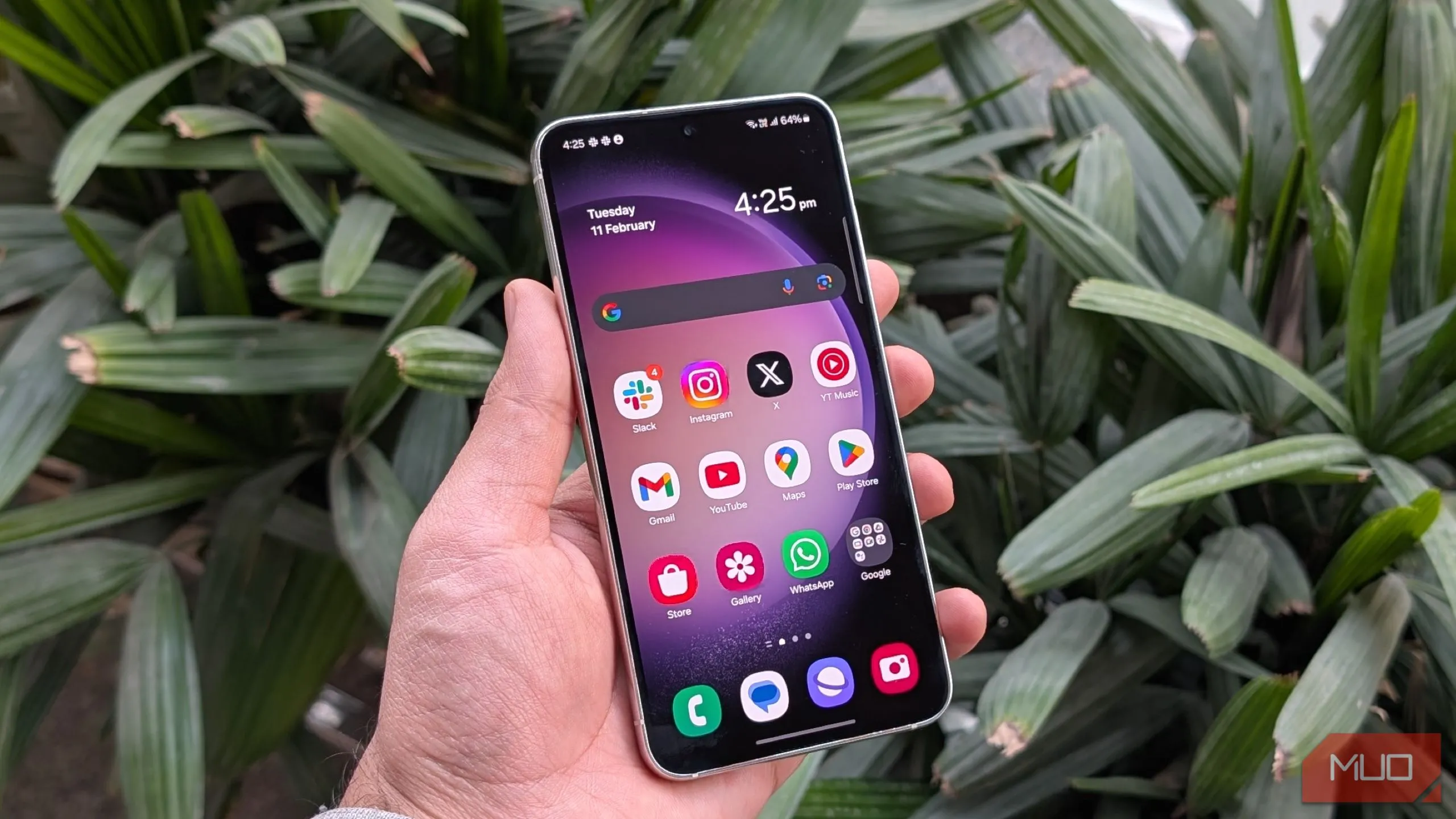 Điện thoại Samsung Galaxy S23 được đặt trên bề mặt phẳng, nổi bật với thiết kế camera không viền và mặt lưng tinh tế, tượng trưng cho hiệu năng mạnh mẽ.