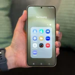 Điện thoại Samsung Galaxy với thư mục chứa nhiều ứng dụng mặc định cài sẵn (bloatware)