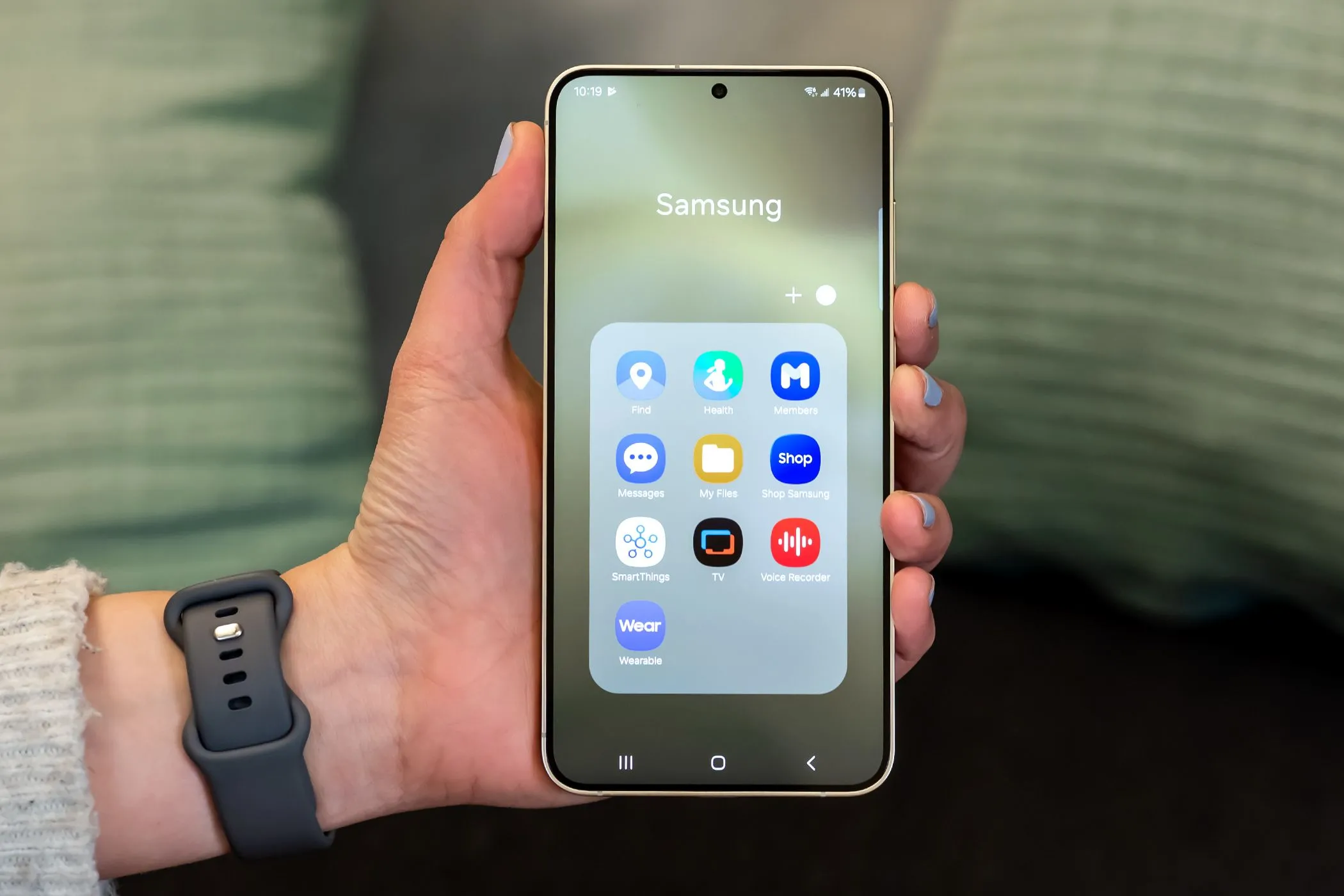 Điện thoại Samsung Galaxy với thư mục chứa nhiều ứng dụng mặc định cài sẵn (bloatware)