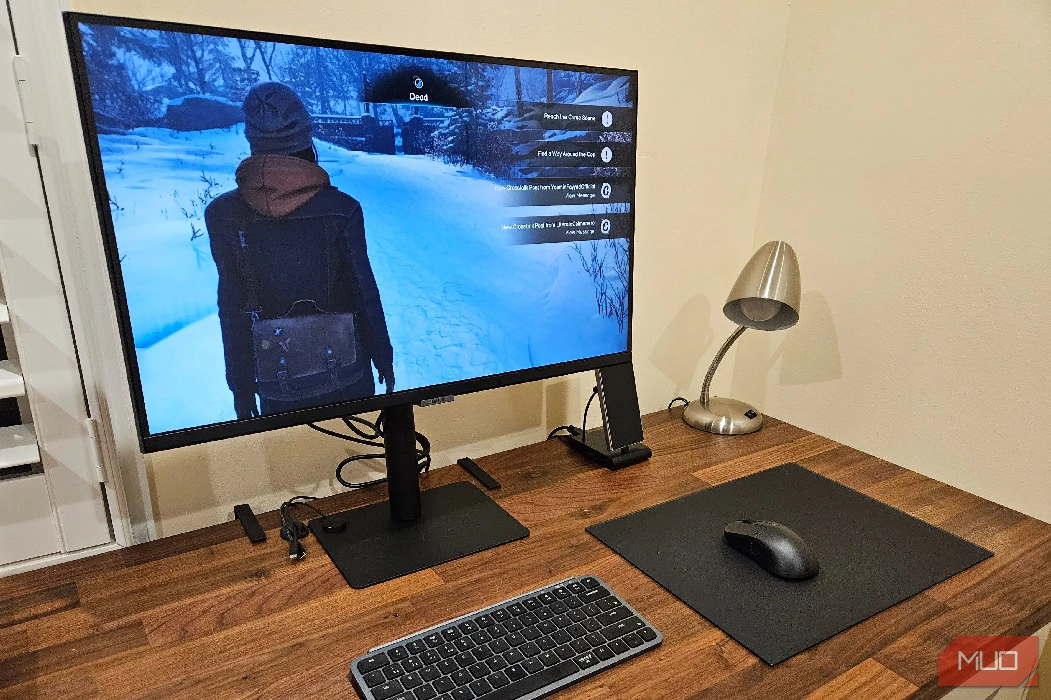 Điện thoại Samsung Galaxy Z Fold 6 đặt trên dock USB-C đứng, kết nối với màn hình lớn để chơi game, minh họa tính năng biến điện thoại thành PC và phong cách độc đáo.