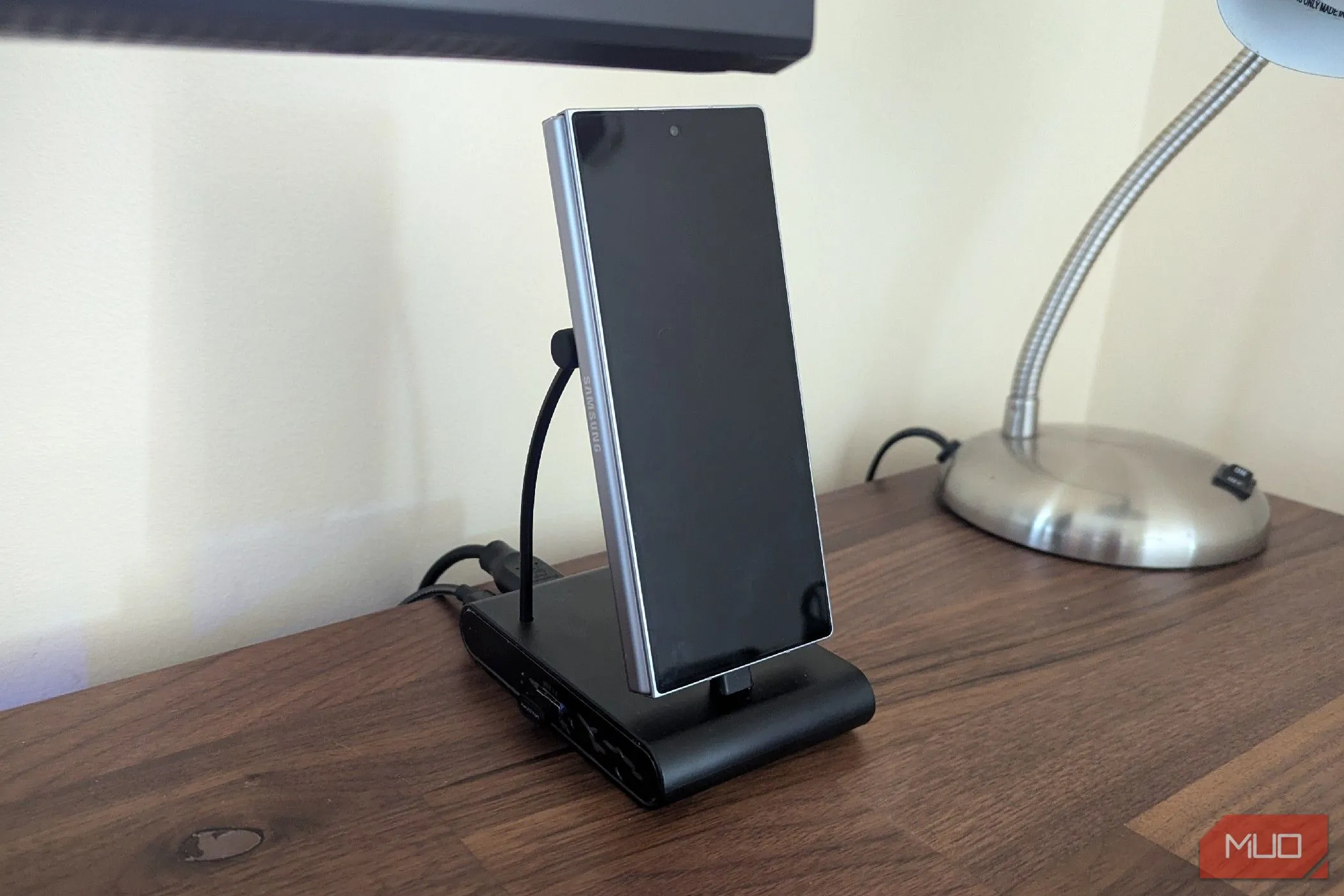 Điện thoại Samsung Galaxy Z Fold 6 đặt trên dock USB-C thẳng đứng