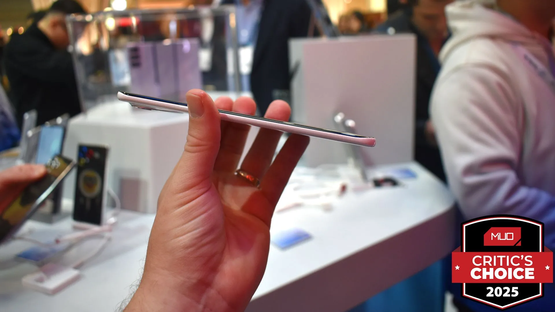 Điện thoại Tecno Spark Slim Concept siêu mỏng nhìn từ cạnh bên tại MWC 2025, nhận giải thưởng.