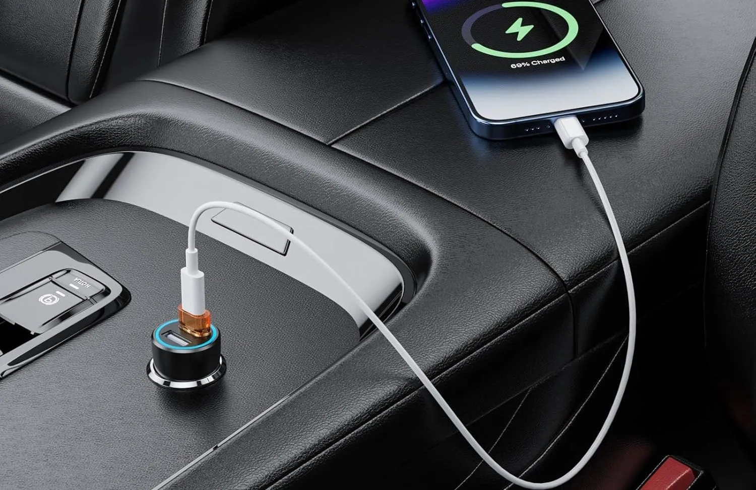 Điện thoại thông minh đang sạc trong ô tô bằng cáp USB-C qua bộ chuyển đổi USB sang USB-C
