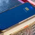 Điện thoại Ulefone Power Armor 13 minh họa tính năng sạc không dây ngược cho tai nghe