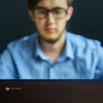 Doanh nhân trẻ đang làm việc trên laptop để quản lý việc đổi nhà cung cấp internet.