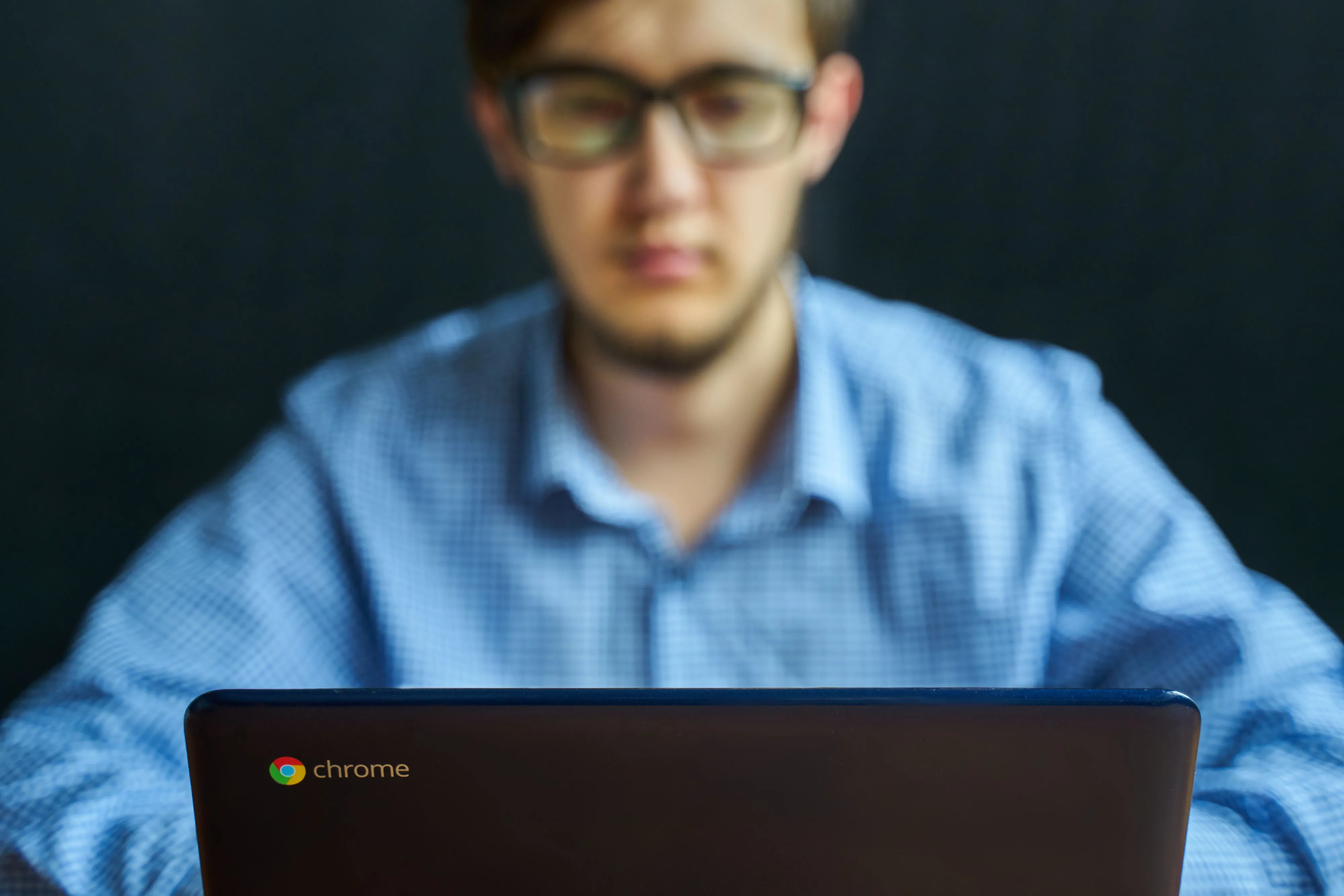 Doanh nhân trẻ đang làm việc trên laptop để quản lý việc đổi nhà cung cấp internet.