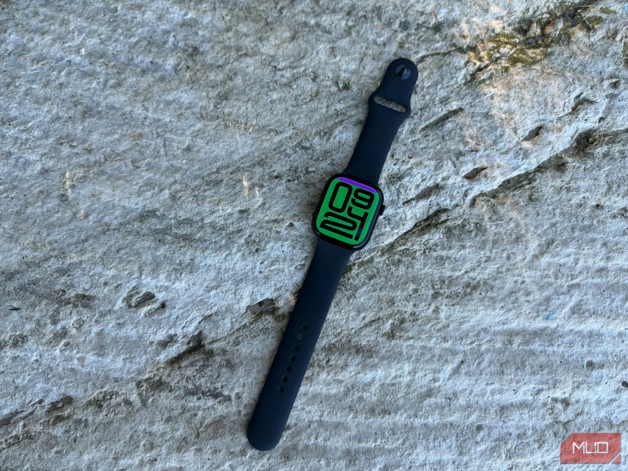 Đồng hồ thông minh Apple Watch Series 10 hiển thị giao diện Flux Face, nổi bật với thiết kế mỏng nhẹ và các tính năng sức khỏe tiên tiến.