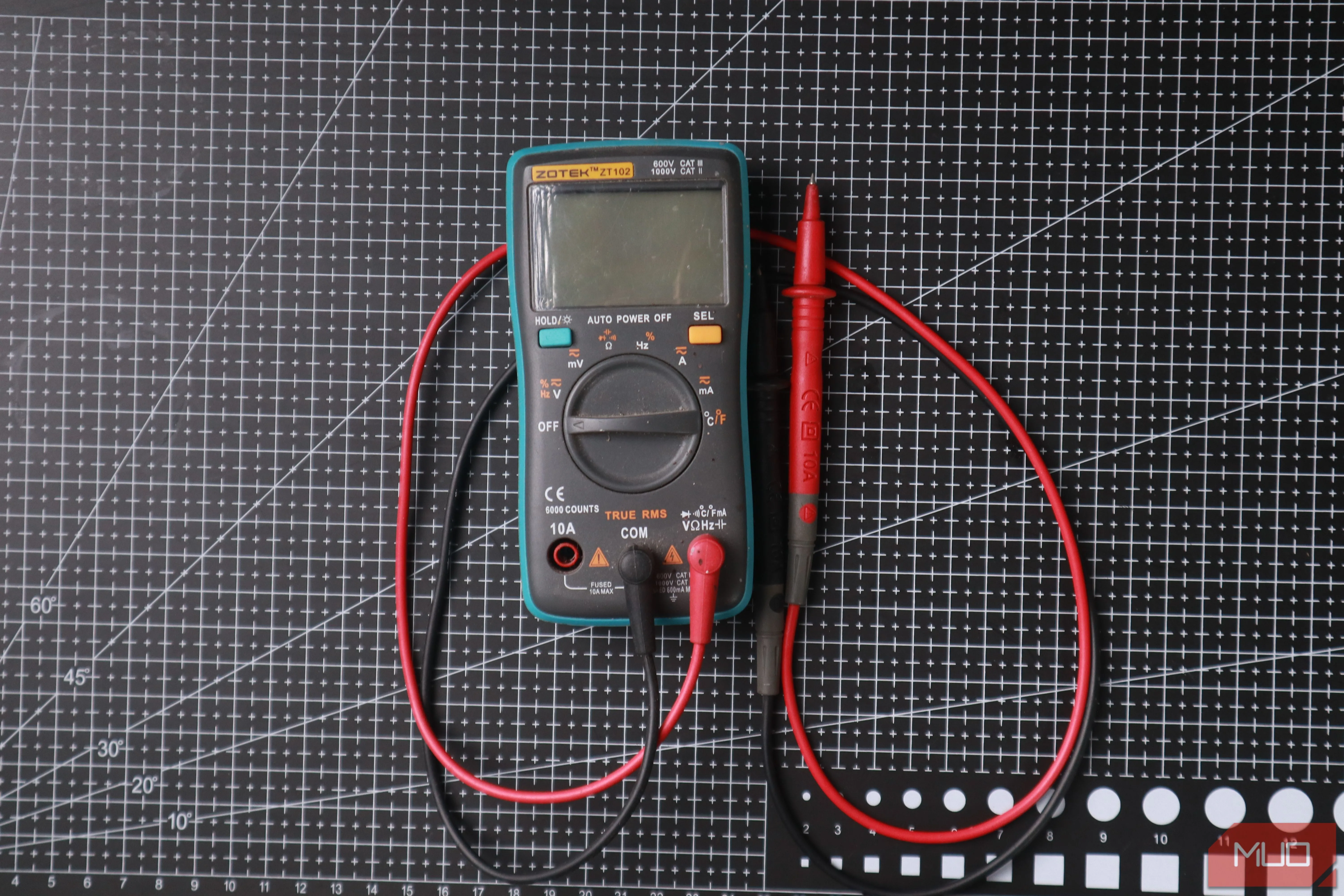 Đồng hồ vạn năng kỹ thuật số (multimeter) có chức năng đo tự động và True RMS, giúp chẩn đoán chính xác các vấn đề điện áp, dòng điện trong máy tính.