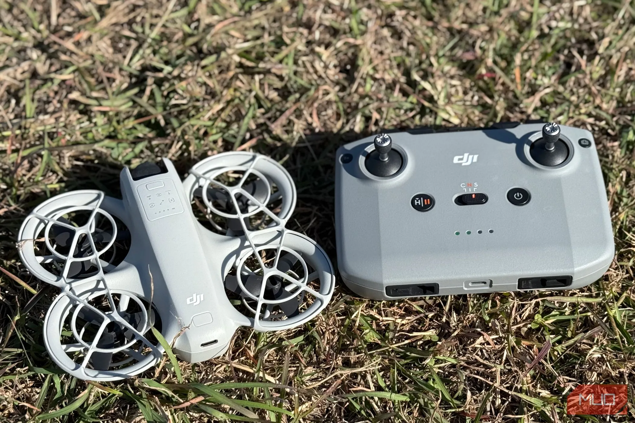 Drone DJI Neo bên cạnh bộ điều khiển DJI RC-N3, cho thấy tùy chọn nâng cao trải nghiệm bay