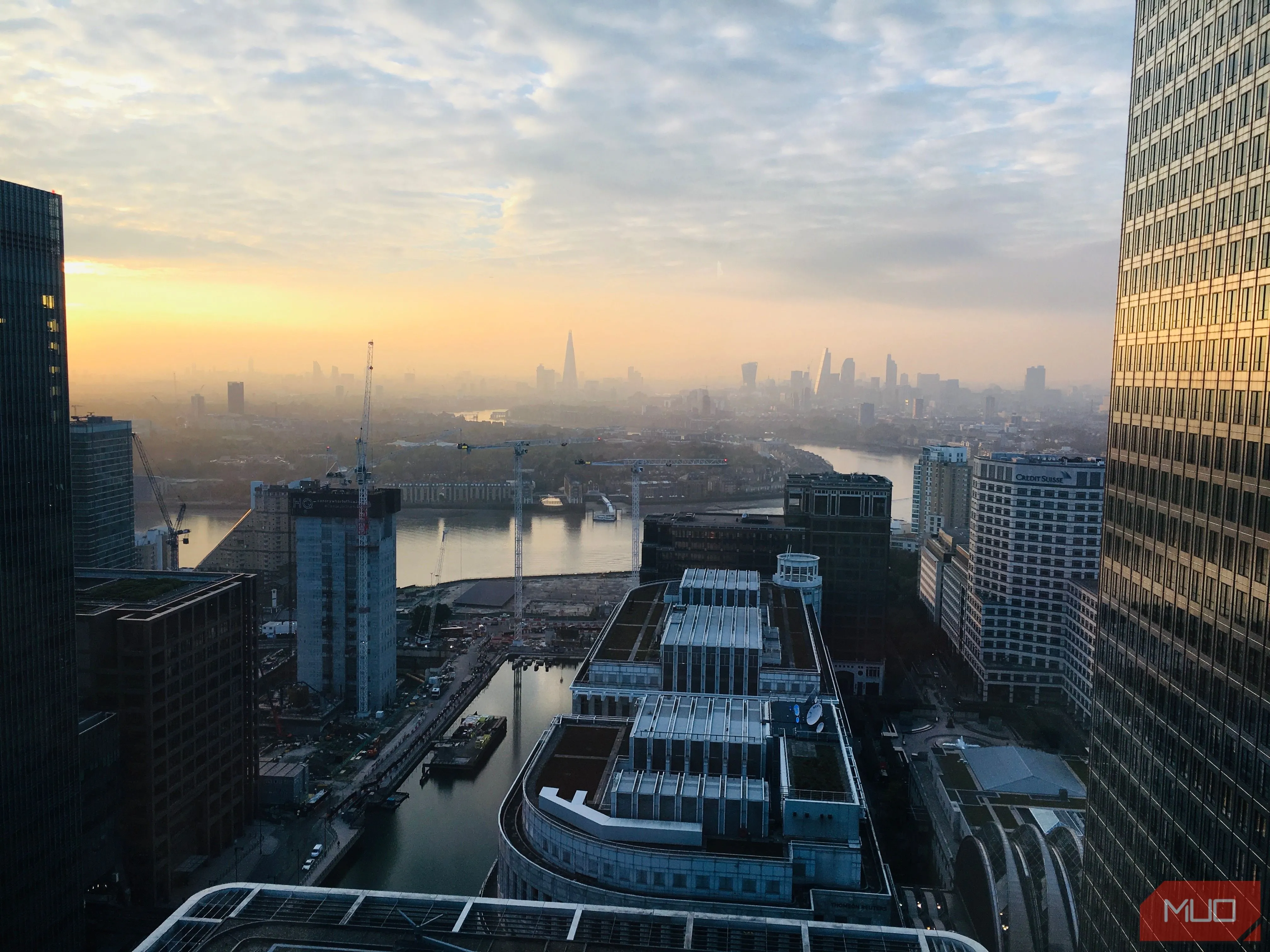 Đường chân trời của một thành phố lúc hoàng hôn, thể hiện khả năng chụp ảnh panorama với các loại ống kính khác nhau