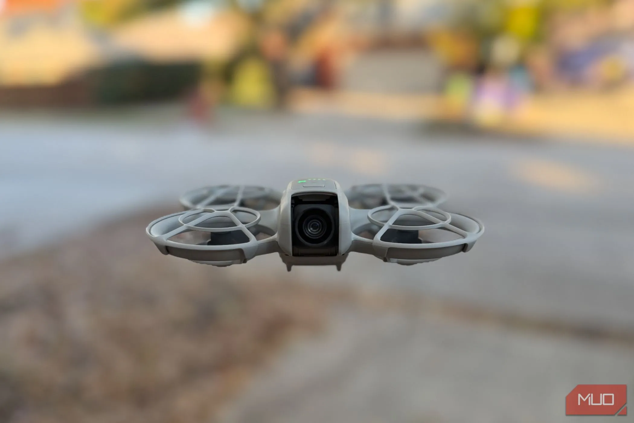 Flycam DJI Neo đang bay, thể hiện khả năng điều khiển linh hoạt qua ứng dụng DJI Fly