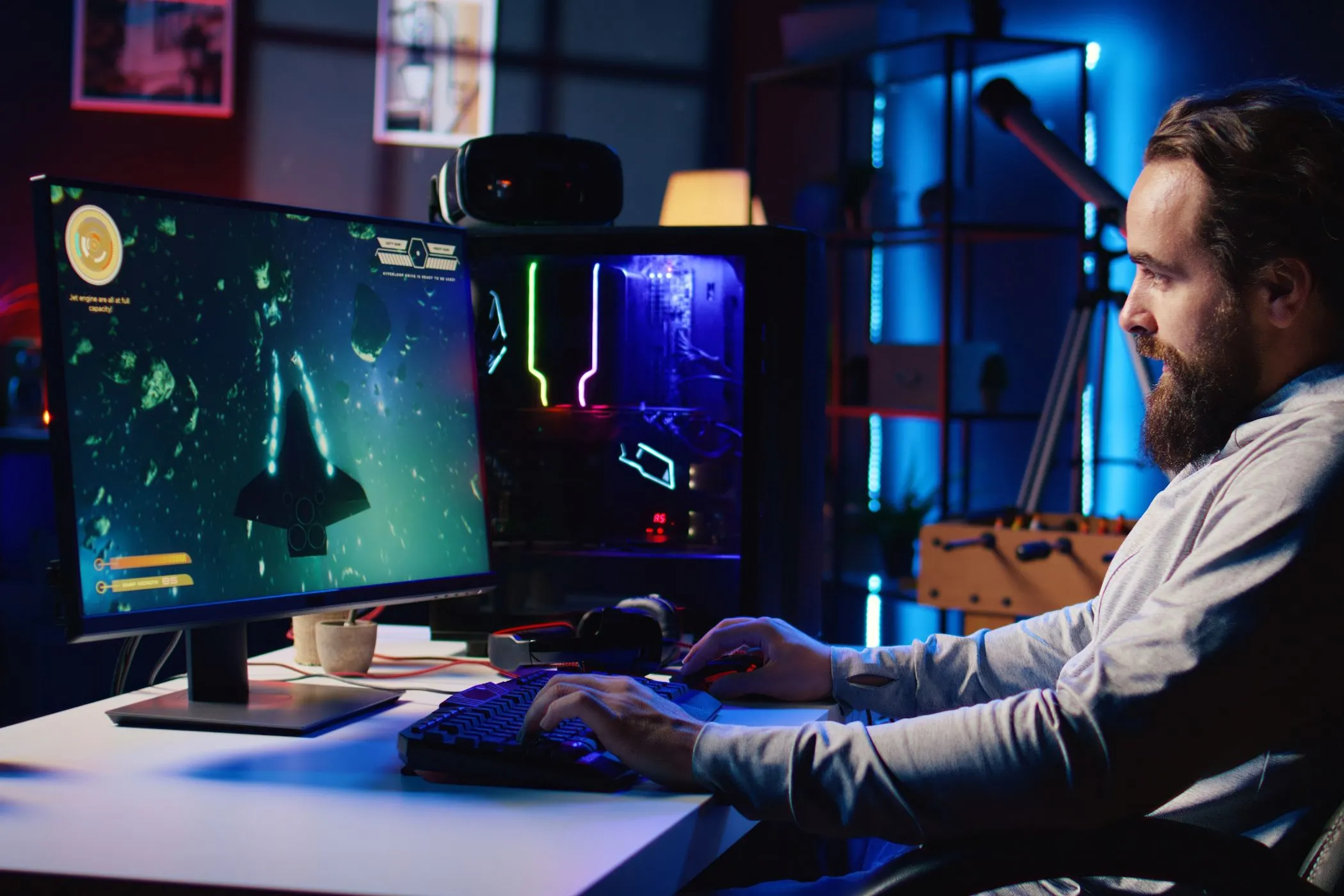 Game thủ đang trải nghiệm chơi game trên máy tính để bàn với kết nối Ethernet ổn định