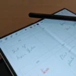 Ghi chú lịch viết tay trên Samsung Galaxy Z Fold 6, thể hiện sự tiện lợi và hạn chế về nhắc nhở.