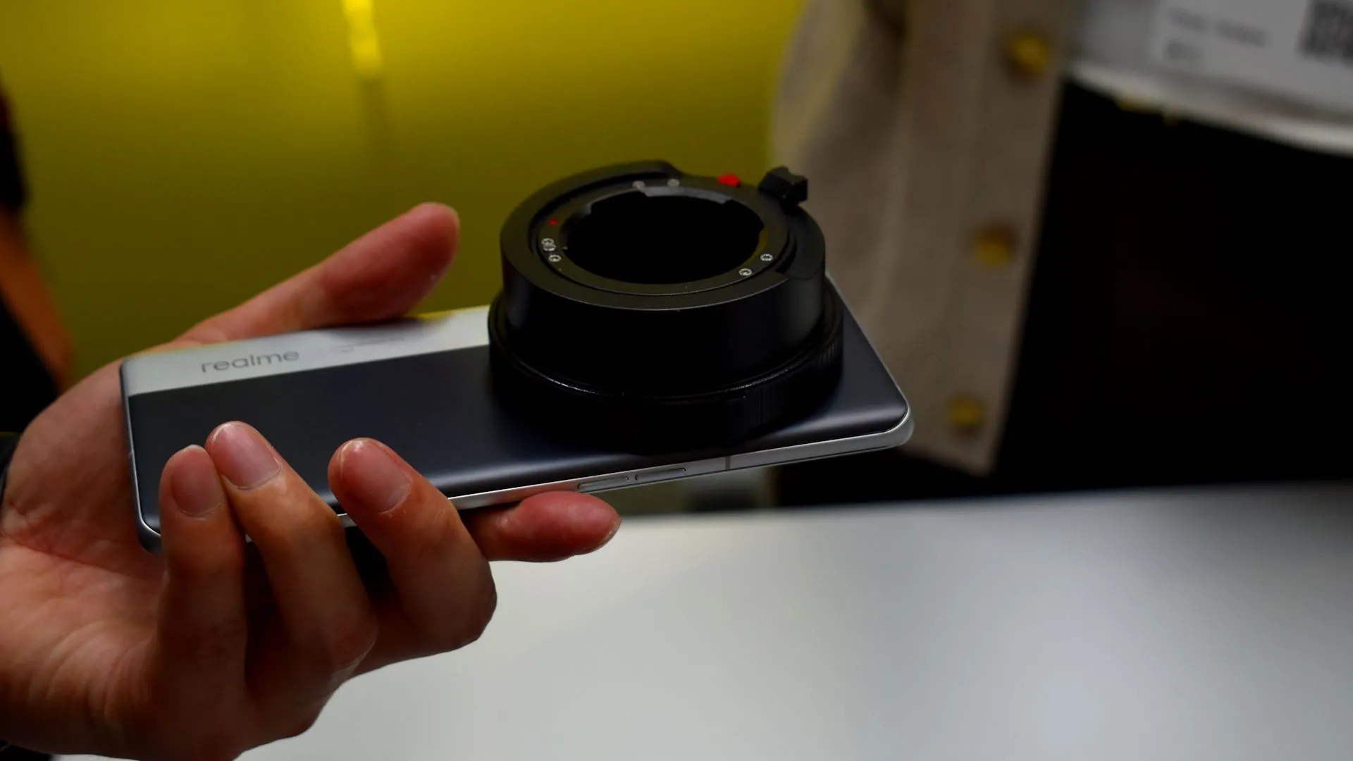 Giá đỡ ống kính concept trên smartphone Realme tại MWC 2025