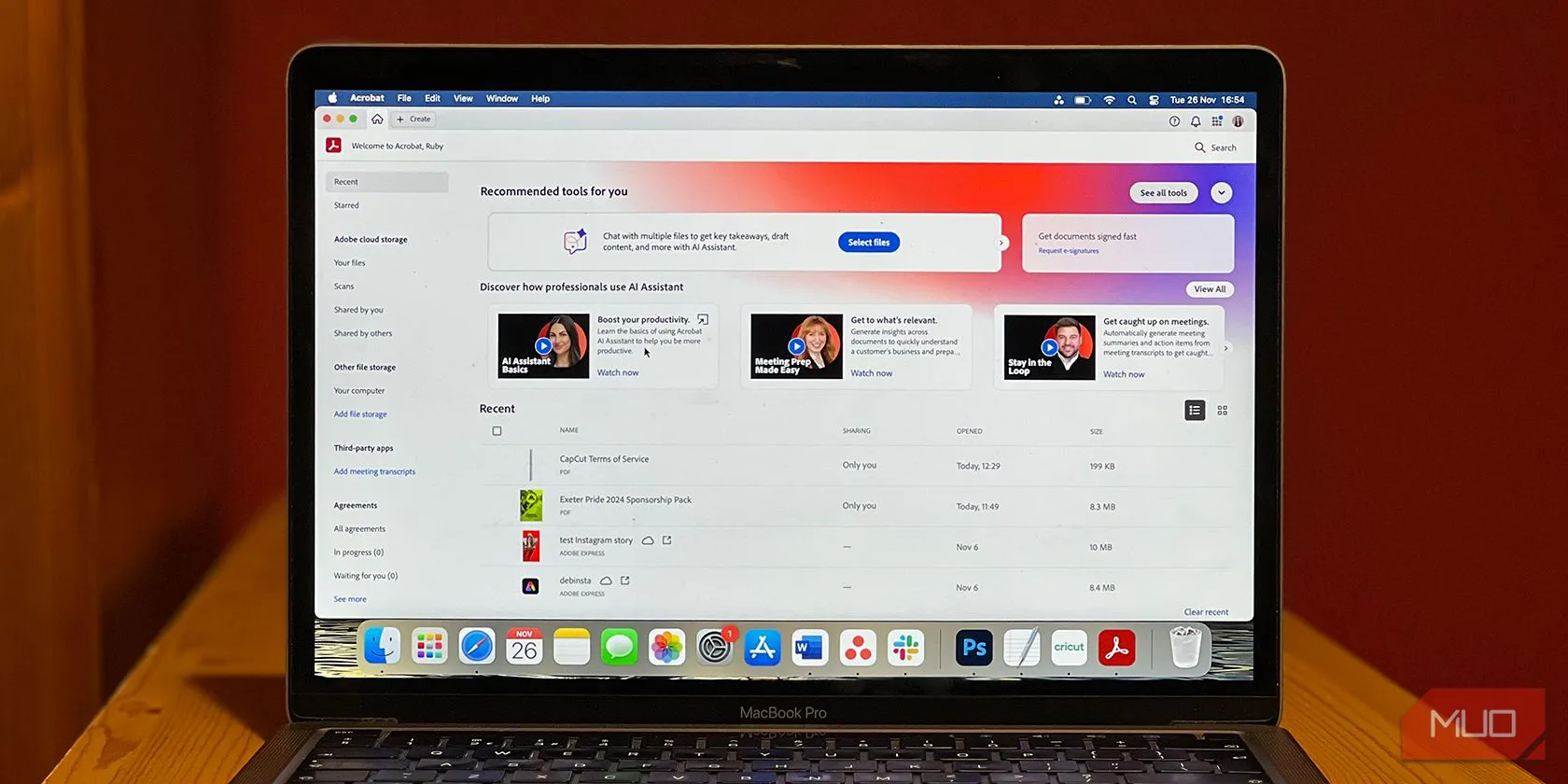 Giao diện Adobe Acrobat AI Assistant trên máy Mac, minh họa khả năng truy cập đa nền tảng.
