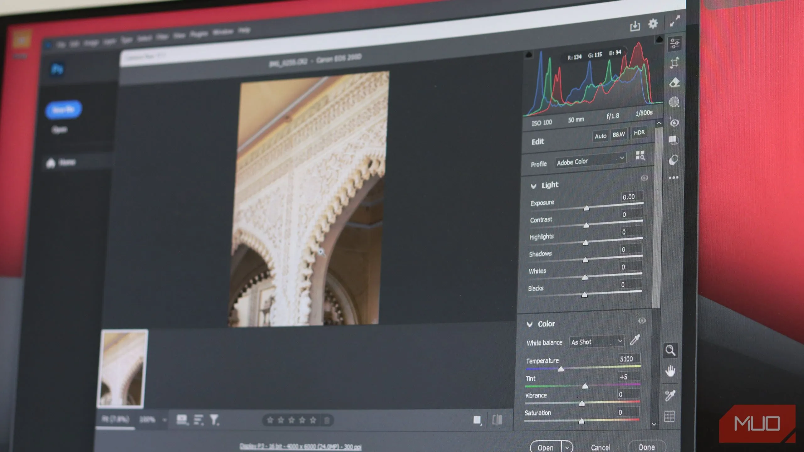 Giao diện Adobe Camera Raw (ACR) trong Photoshop, cho phép chỉnh sửa ảnh RAW chuyên nghiệp với các tùy chọn chi tiết.