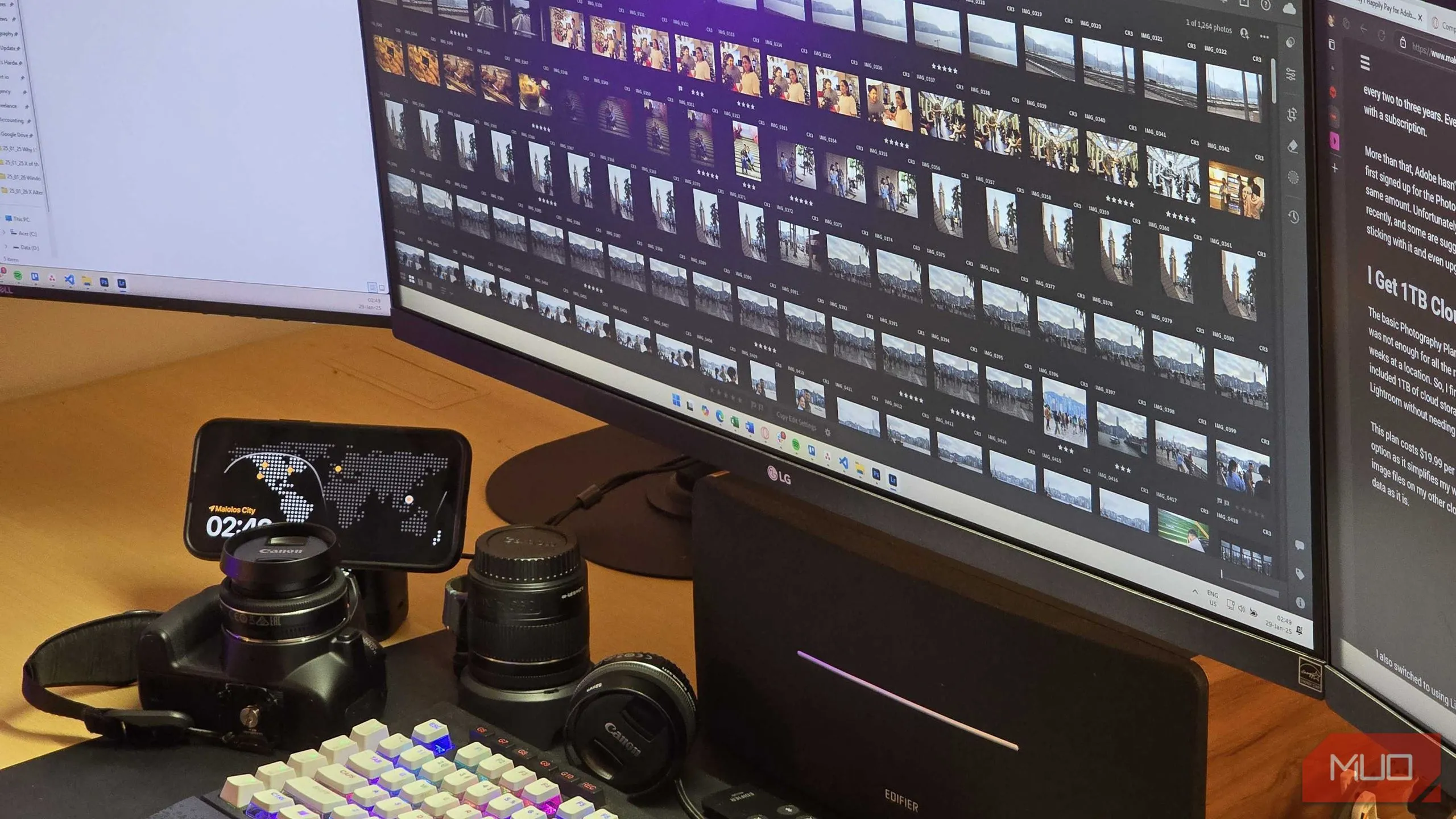 Giao diện Adobe Lightroom hiển thị thư viện ảnh trên màn hình, với thiết bị nhiếp ảnh ở tiền cảnh