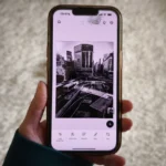 Giao diện Adobe Photoshop Mobile trên iPhone đang được sử dụng để chỉnh sửa ảnh