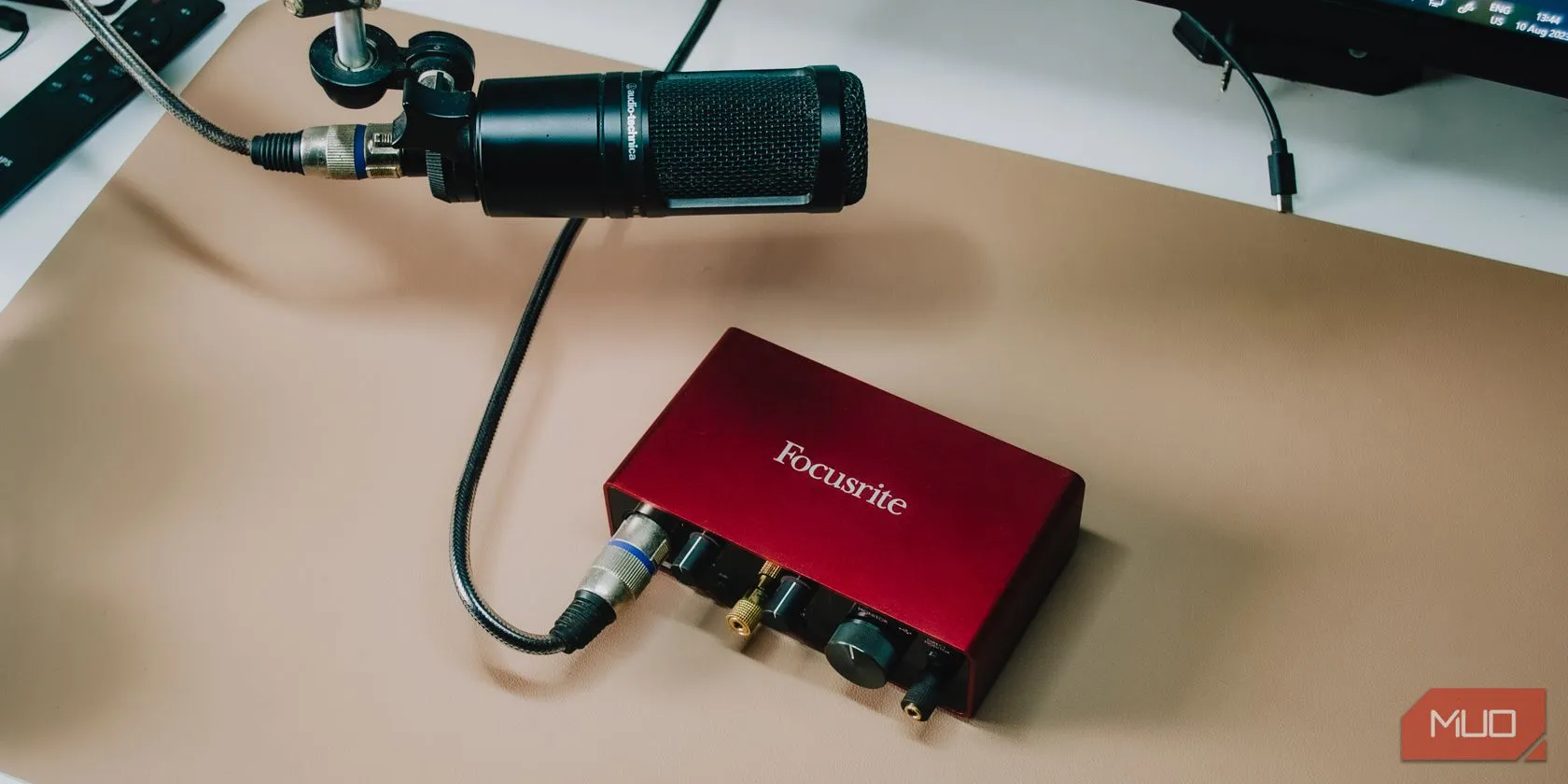 Giao diện âm thanh Focusrite Scarlett Solo Gen 3 với micro XLR được cắm vào, minh họa cho hệ thống thu âm chuyên nghiệp.
