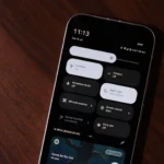 Giao diện Android thuần trên Pixel 9a hiển thị thanh thông báo với chế độ máy bay được kích hoạt.