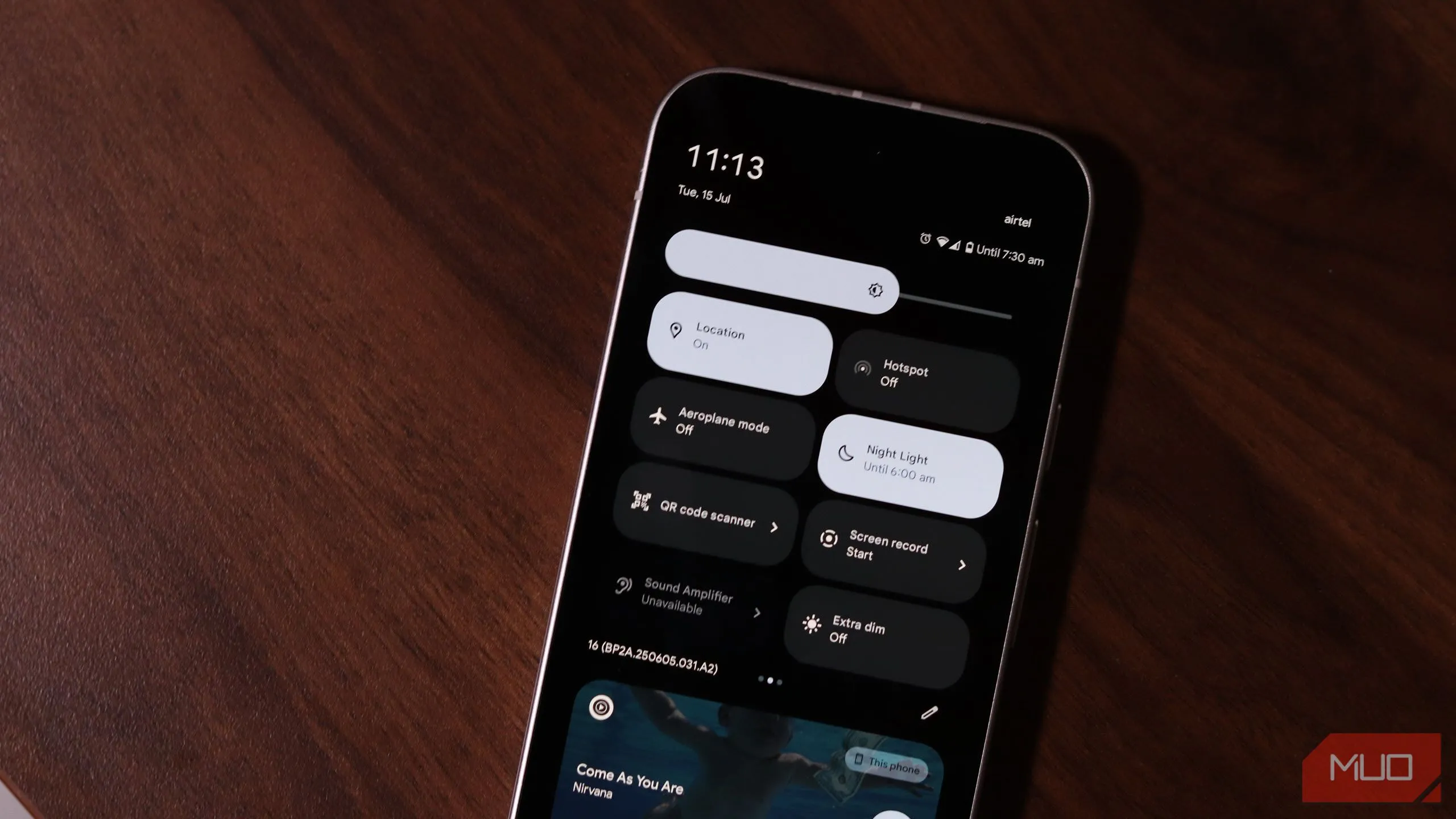 Giao diện Android thuần trên Pixel 9a hiển thị thanh thông báo với chế độ máy bay được kích hoạt.