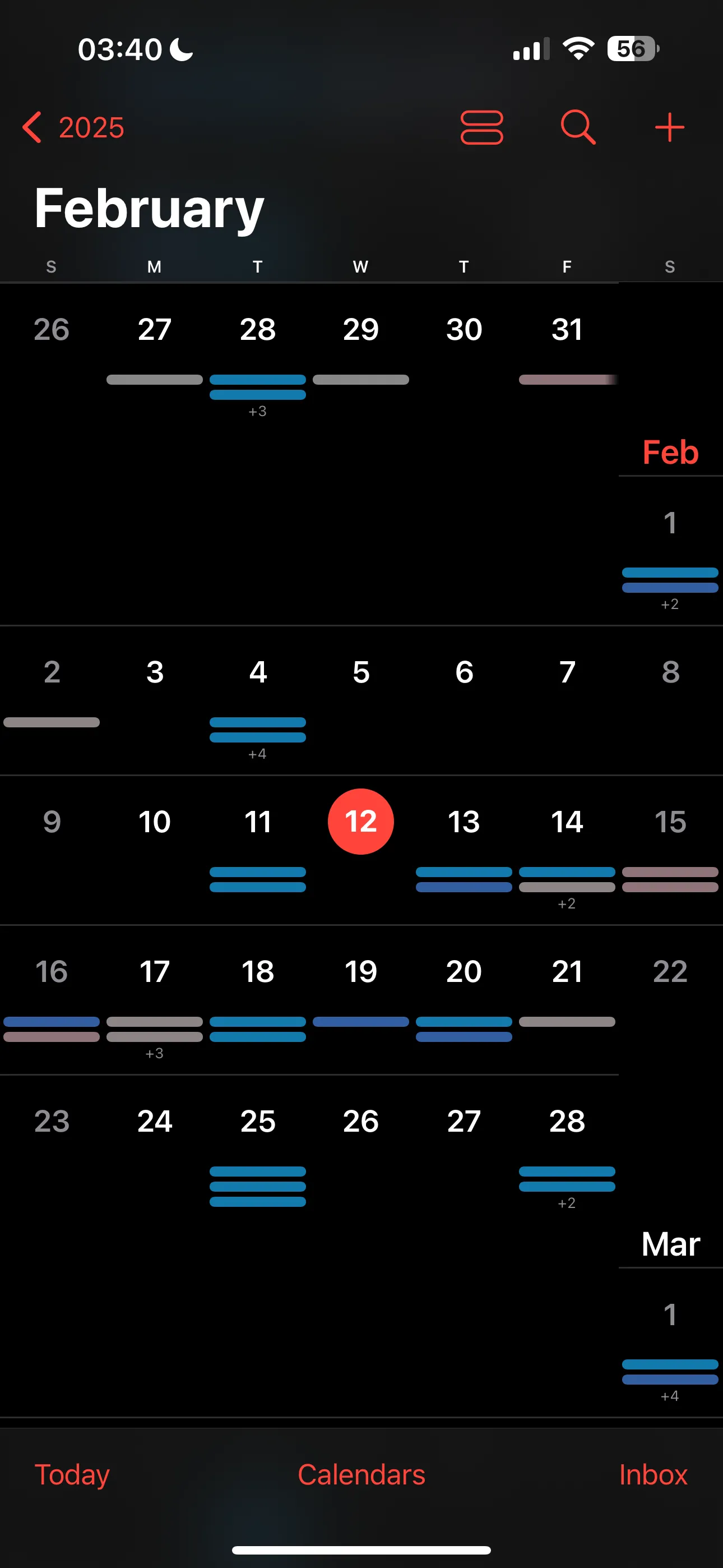 Giao diện Apple Calendar ở chế độ xem tháng, hiển thị chi tiết các sự kiện sau khi phóng to trên iOS 18