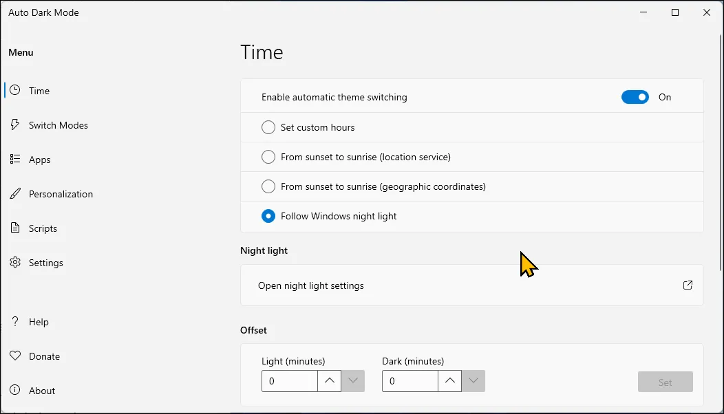 Giao diện Auto Dark Mode trên Windows 11 với các tùy chọn cài đặt thời gian chuyển đổi chế độ sáng tối tự động.